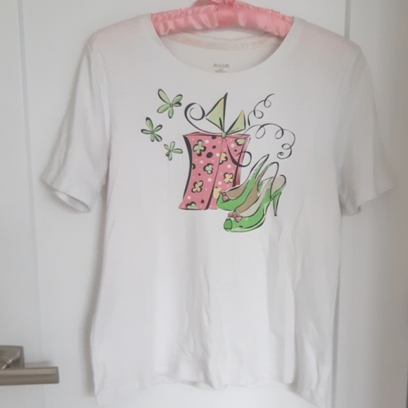 Gift and shoes graphic t-shirt - Picture 2 of 7